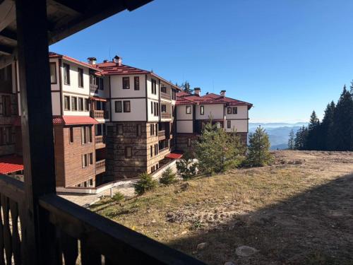 vue d'un groupe de maisons sur une colline dans l'établissement Апартаменти Pamporovo Dream в Гранд Ризорт Пампорово, à Pamporovo