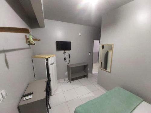 een kamer met een kamer met een tv en een kamer met een kamer bij Hotel Amazonas in Cacoal