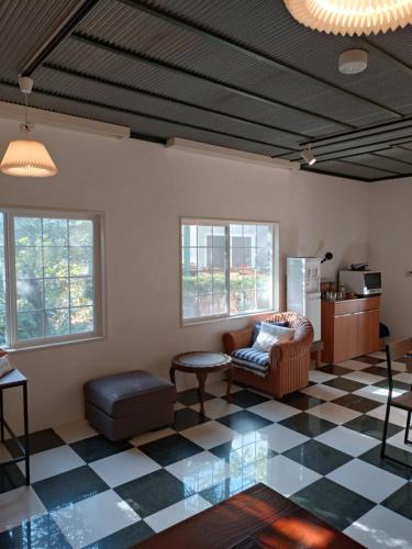 un soggiorno con pavimento a scacchi di Nemurupa Garden Hostel & Yoga a Narita