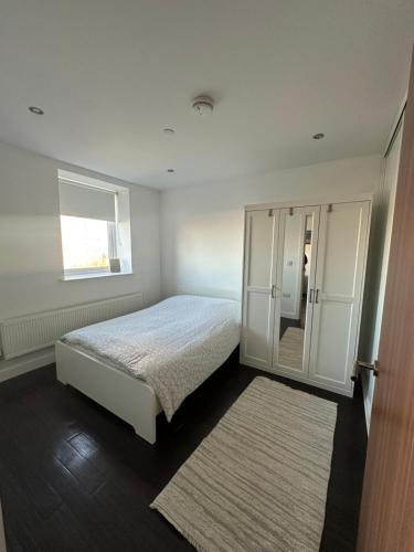 En eller flere senge i et værelse på 1+1 Modern flat next to Sutton train station