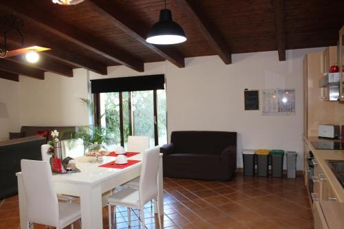a kitchen and living room with a table and chairs at Cottage Cilento B&B in Trentinara