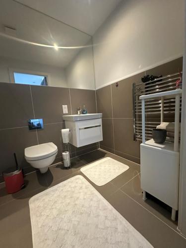 Et badeværelse på 1+1 Modern flat next to Sutton train station