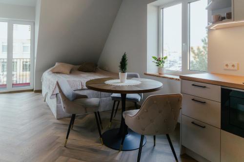 ein kleines Zimmer mit einem Tisch und einem Bett in der Unterkunft Good Home Apartment in Karksi-Nuia