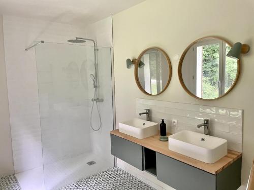 a bathroom with two sinks and a shower at L'Échappée Boisée - côté Vallée in Chambon-sur-Cisse