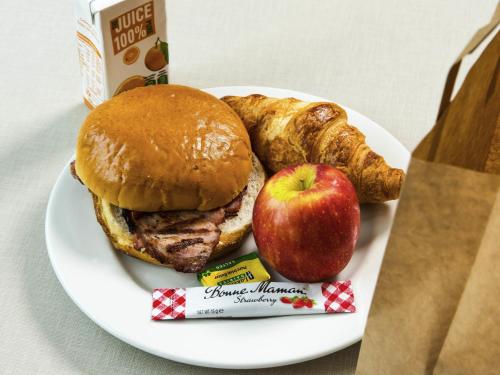 Eten bij of ergens in de buurt van het hotel

