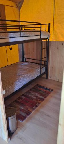 En eller flere senge i et værelse på grote lodge safaritent 4