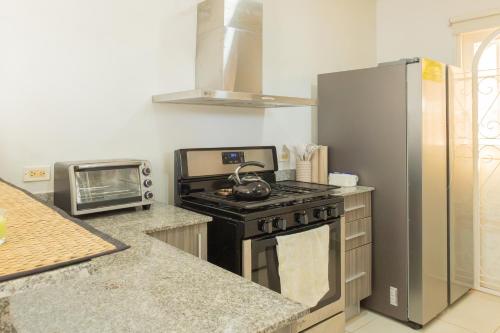 een keuken met een fornuis en een magnetron bij VillaMarina in ArraijÃ¡n