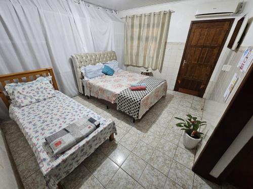 En eller flere senge i et værelse på Casa Amarela