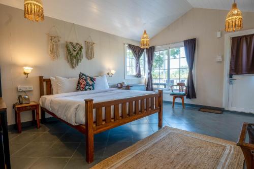 een slaapkamer met een groot bed in een kamer bij Anchaviyo Resort By Zuper in Vāda