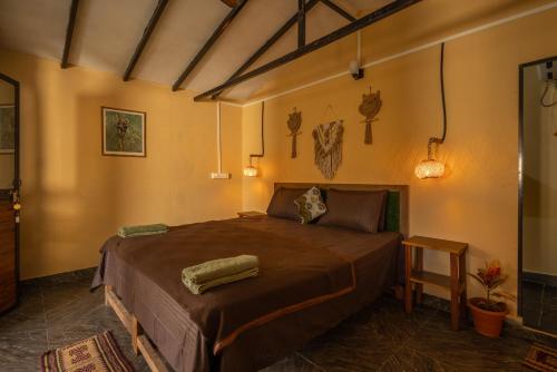 een slaapkamer met een groot bed in een kamer bij Deepiksha Beach Resort Talpona in Magdāl