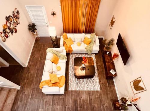 vista sul soffitto di un soggiorno con divano bianco di Pool Table, Foosball, King bed, Crib,Parking&Yard a Kyle