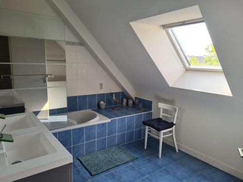 Et opholdsområde på Maison avec grand jardin clos