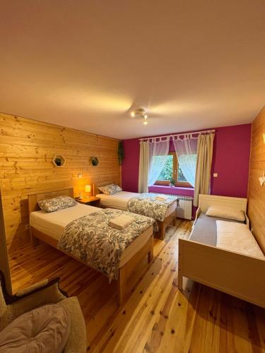 una camera da letto con due letti e una finestra di Sandrina a Zagabria