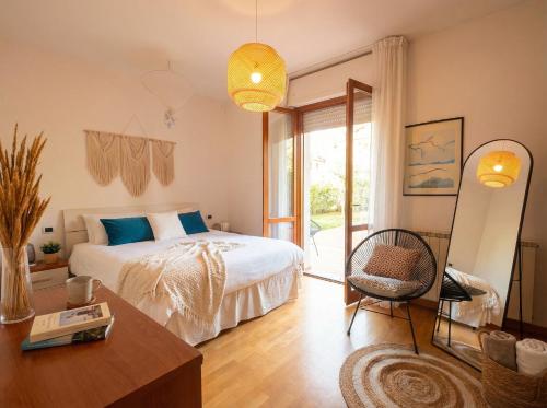 a bedroom with a bed and a table and a chair at Cleos Home con Giardino Privato e Free Parking in Arezzo