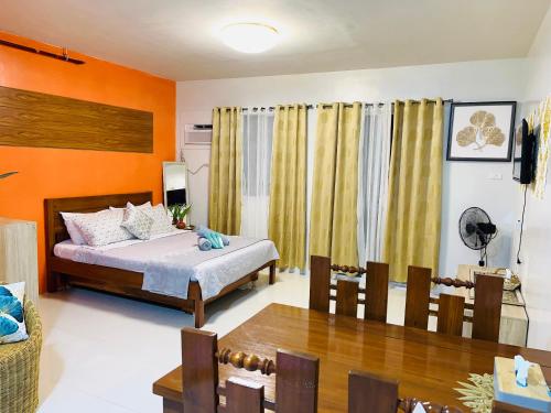 una camera da letto con un letto e un tavolo di CONDO unit in Puerto Princesa Palawan a Città di Puerto Princesa