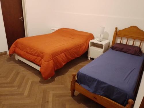 twee bedden naast elkaar in een slaapkamer bij Hostel San Telmo in Buenos Aires