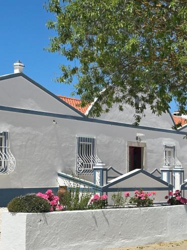 a white house with flowers in front of it at Monte de Matacães in Borba