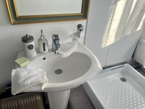 Et badeværelse på Loft Jaspar Studio - 200m2 pour groupes près de Paris