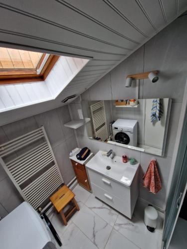 an overhead view of a bathroom with a sink at Chambre Privée avec Jardin in Clermont-Ferrand