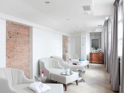 Posezení v ubytování La Cour des Consuls Hotel & Spa Toulouse - MGallery Collection