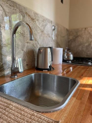 een aanrecht met een wastafel en een broodrooster bij Wanna Hospedaje in Villa Ciudad Parque