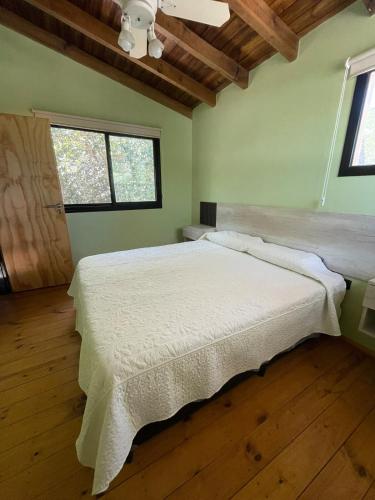een slaapkamer met een groot wit bed in een kamer bij Wanna Hospedaje in Villa Ciudad Parque