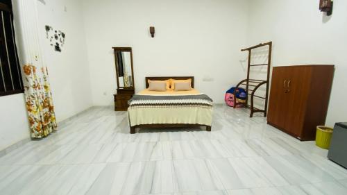 Een bed of bedden in een kamer bij Elisha Place Hiriketiya