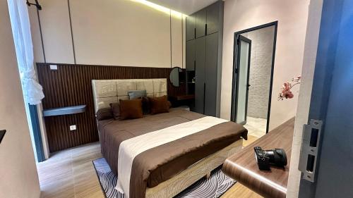 ein Schlafzimmer mit einem großen Bett in einem Zimmer in der Unterkunft Davion House near IKEA KBP by YourHome in Simpar