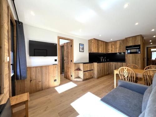 Superbe appartement rénové 4 pers, 2 salles de bain, Parking et WiFi, proche centre et pistes