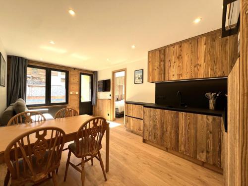Superbe appartement rénové 4 pers, 2 salles de bain, Parking et WiFi, proche centre et pistes