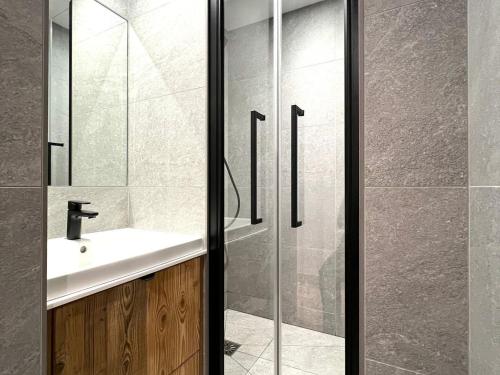 Superbe appartement rénové 4 pers, 2 salles de bain, Parking et WiFi, proche centre et pistes