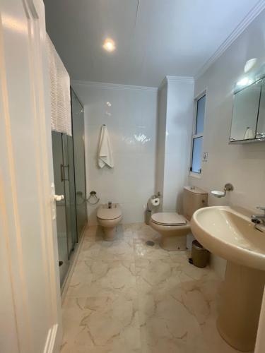 een badkamer met twee toiletten en een douche en een wastafel bij SOL Y MAR in Vivero