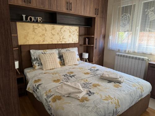 En eller flere senge i et værelse på Primavera apartments Banja Koviljaca