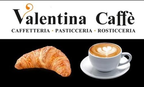 een kop koffie en een croissant op een bord bij SPA SUITE SICILIA - Intera casa con spa privata Jacuzzi Sauna Bagno di Vapore in Rosolini