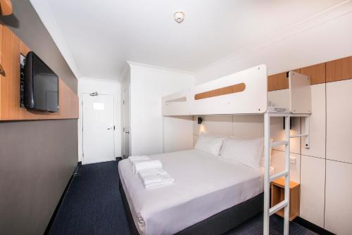 Ibis Budget - Casula Liverpool tesisinde bir ranza yatağı veya ranza yatakları