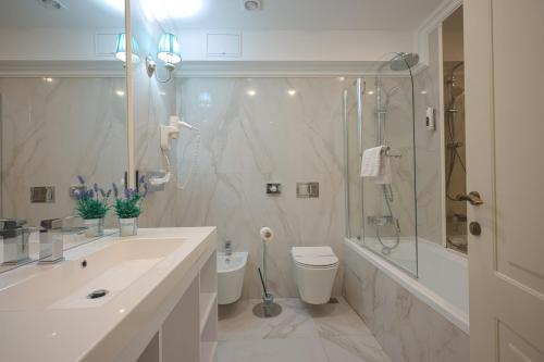 Et badeværelse på Old Town Boutique Hotel