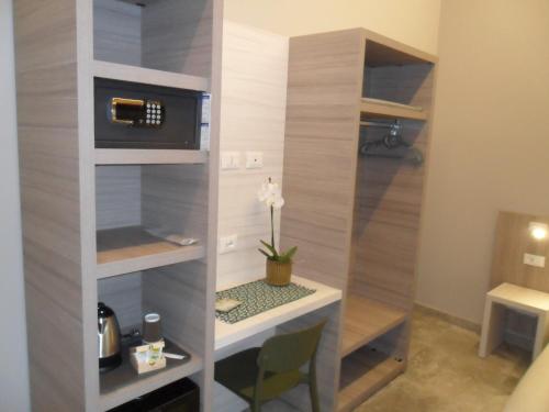 a room with a desk and a wall with a shelf at Carme31 Sirmione in San Martino della Battaglia