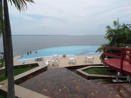 Vista de la piscina de Flat para Temporada em Manaus o alrededores