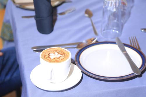 einen Tisch mit einer weißen Platte mit Gebäck drauf in der Unterkunft My Hill Eco Lodge in Ruhengeri