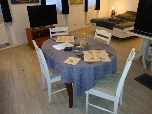 Et tv og/eller underholdning på Appartement 45 qm mit Bad an der Mosel - Nähe Koblenz