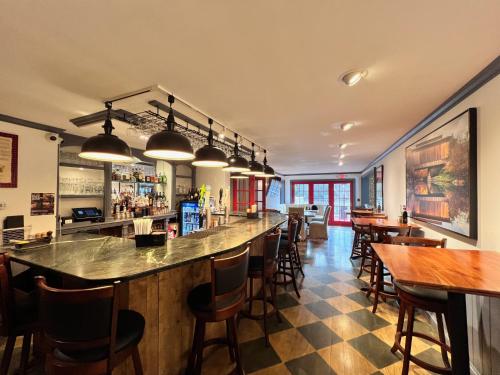 En restaurant eller et andet spisested på The Four Columns Inn & 1832 Tavern
