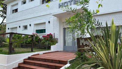 een huis met een trap die naar de voordeur leidt bij Hotel Maresias in Villa Gesell