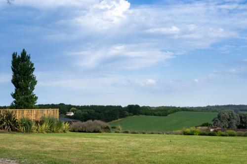 een groen veld met een heuvel in de verte bij Casa Pradera - Hotel Serrano in Sierra de los Padres
