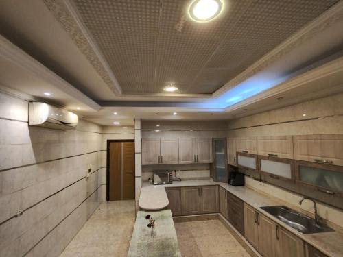 Køkken eller tekøkken på Huge luxury villa stay with private room