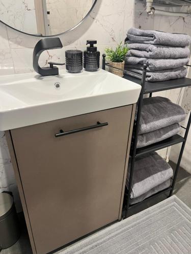 een badkamermeubel met een wastafel en een spiegel bij Astin Studio Vratsa Central in Vratsa