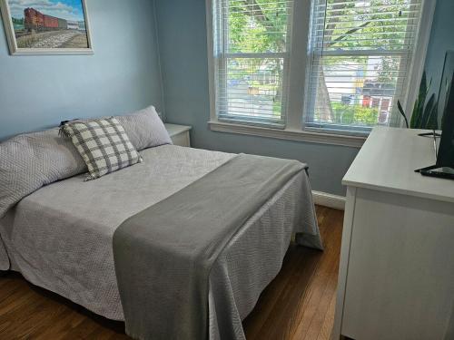 Postel nebo postele na pokoji v ubytování Cozy home Centrally located free parking sleeps 8