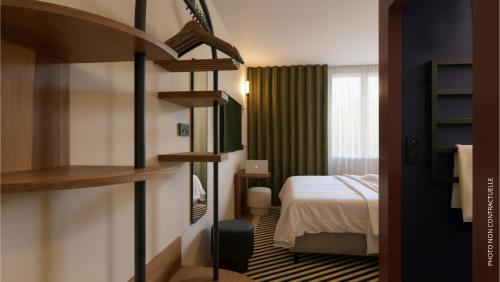 ein Hotelzimmer mit einem Bett und ein Zimmer mit einem Bücherregal in der Unterkunft Hotel 2M, The Originals Relais in Saint-Rambert-sur-Loire