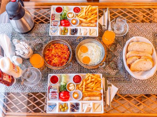 NarCappanar Cave Hotel的餐桌,盘子上放着食物,鸡蛋和面包