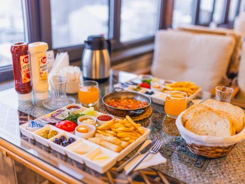 NarCappanar Cave Hotel的柜台上的早餐桌,包括食物和饮料