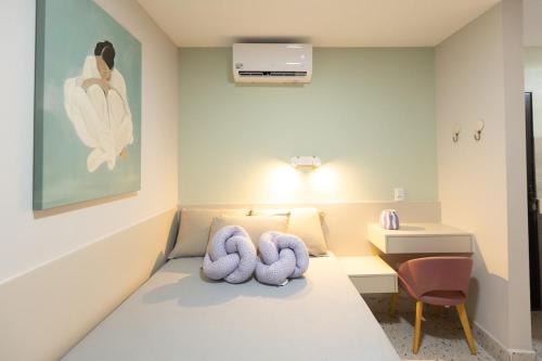 a room with a bed with two towels on it at 105-Apto Confortável com Ar Próximo à UEL in Londrina